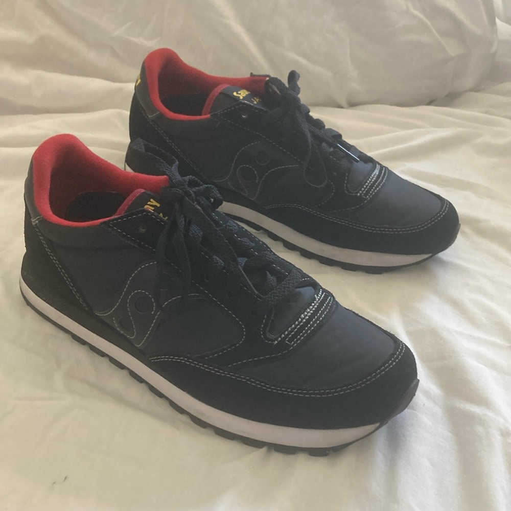 Wore a few times. pair of saucony shoes size 9m.